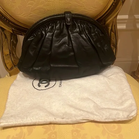 100% Vintage Chanel Clutch with original chain. Can be worn crossbody. - Picture 1 of 14